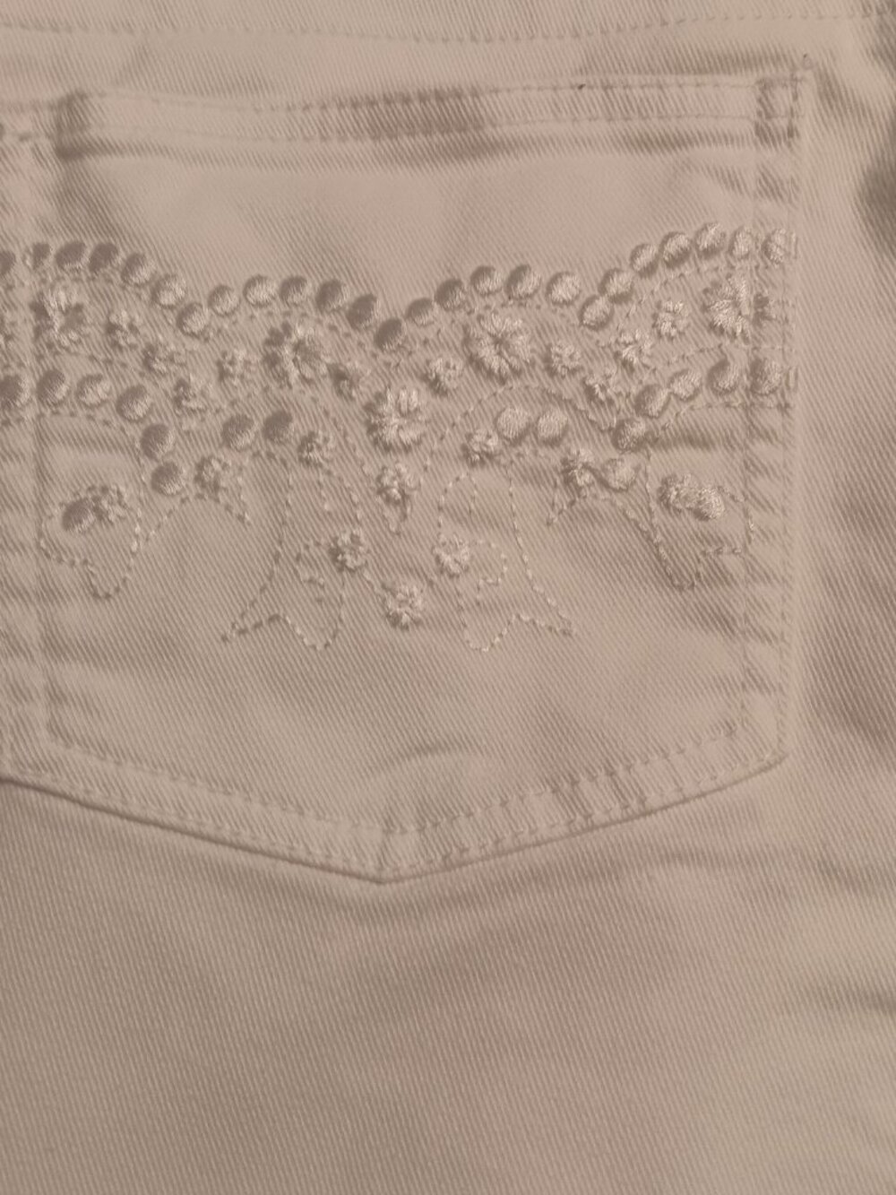 Lee True Fit White Floral Embroidered Capri Jeans - Picture 4 of 7